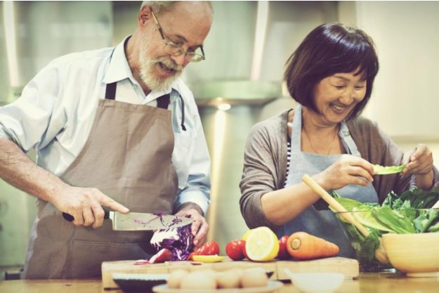 Kochkurs München – Kursteilnehmer kochen gemeinsam
