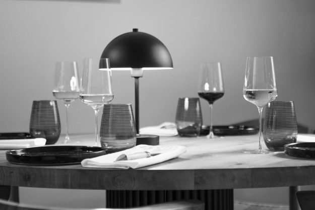 Weinseminar Hamburg – Seminar-Teilnehmerin mit Rotwein