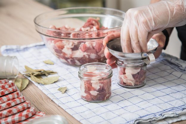 Einkochkurs Hamburg – Schweinefleisch und Gewürze einfüllen