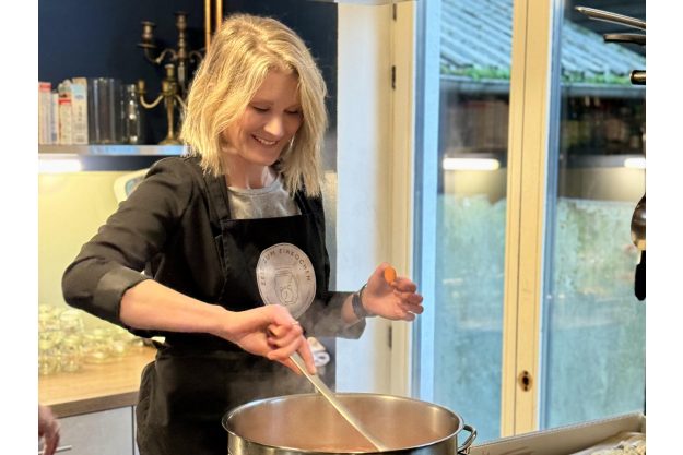 Einkochkurs Hamburg – Teilnehmerin rührt im Kochtopf