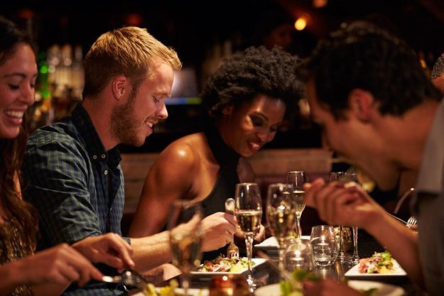 Erlebnisdinner Hamburg – Freunde essen gemeinsam