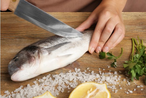 Fisch-Kochkurs Neumünster – Fisch entschuppen