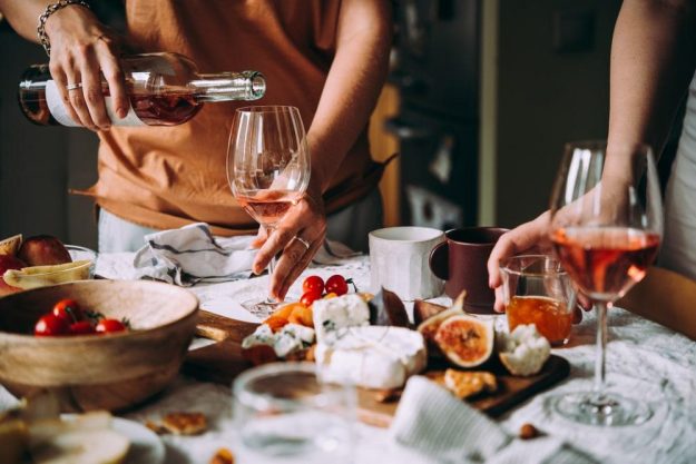 französischer Kochkurs München: Roséwein probieren
