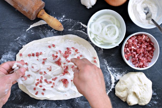 Online Kochkurs – Flammkuchen belegen