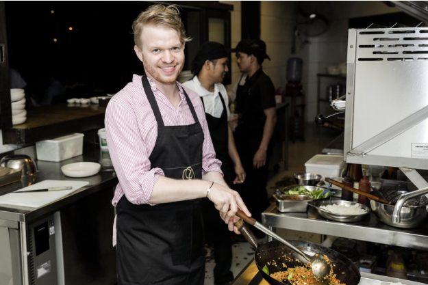 Online Kochkurs Bali Julian beim indonesisch kochen