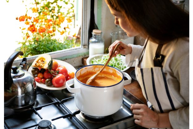 Saucen-Kochkurs Hamburg – Frau rührt Sauce