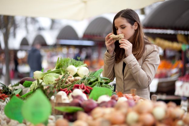Vegetarischer Kochkurs Stuttgart - Frau auf dem Gemüsemarkt