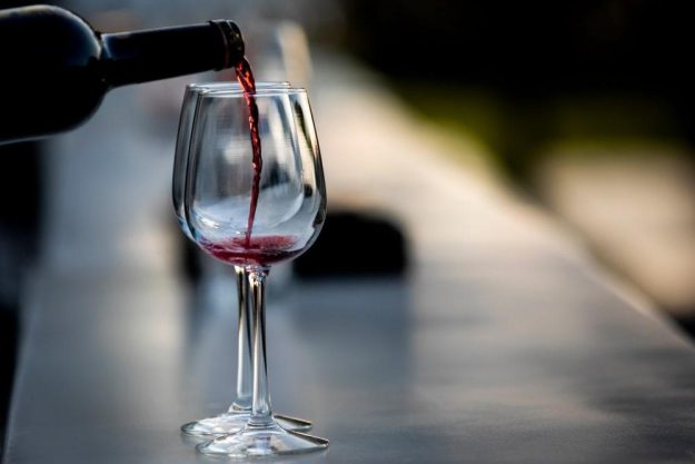 Wein-Tasting Hamburg – edler Rotwein im Glas