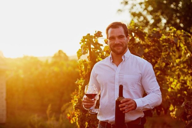 Wein-Tasting Hamburg – zufriedener Jungwinzer im Weinberg