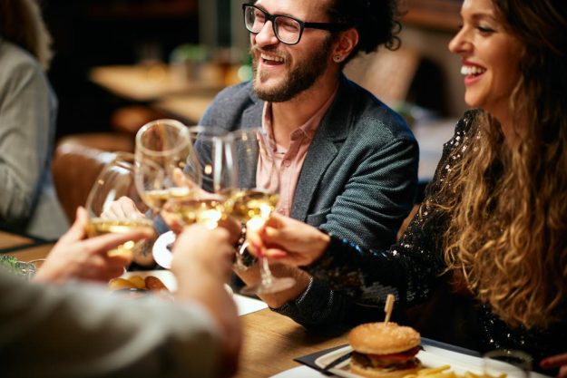 Weinprobe Hamburg – Paar trinkt Wein