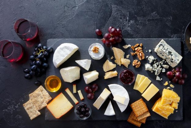 Weinseminar Stuttgart –  Käsebrett mit Rotwein
