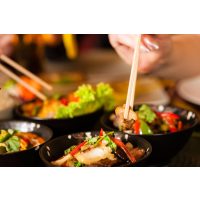 Firmenfeier Hamburg - mit Stäbchen essen