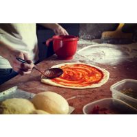 Backkurs Neumünster – Pizzateig mit Sauce einstreichen