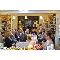 Weinprobe Berlin – gesellige Runde am Tisch