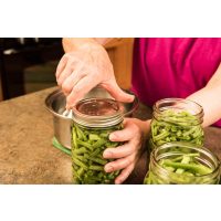 Einkochkurs Hamburg – Teilnehmerin rührt im Kochtopf