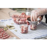 Einkochkurs Hamburg – Schweinefleisch und Gewürze einfüllen