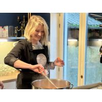 Einkochkurs Hamburg – Teilnehmerin rührt im Kochtopf