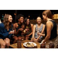 Junggesellenabschied – Mädels trinken in Bar