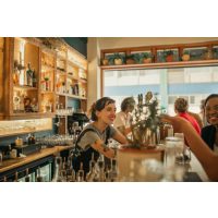 Kulinarisches Locationhopping Bremen – freundliche Thekenkraft