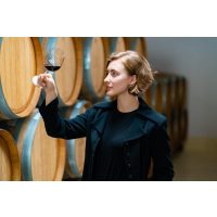 Wein-Tasting Hamburg – Winzerin begutachtet Farbe des Weins