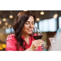 Weinprobe Hamburg – Frau trinkt Wein