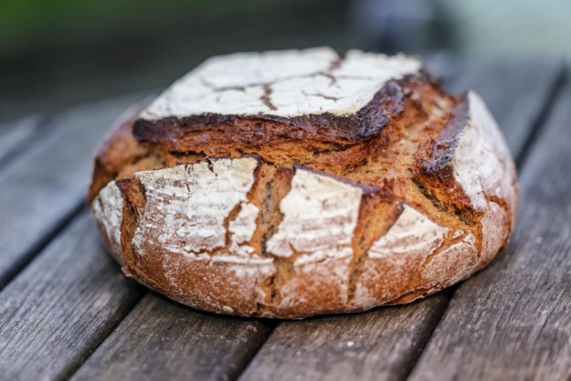 Online Backkurs – Julian Kutos mit Brot