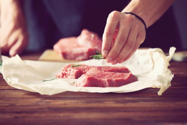 Fleisch-Kochkurs-Gutschein – Steak wird in unseren Fleisch-Kochkursen mit Rosmarin gewürzt