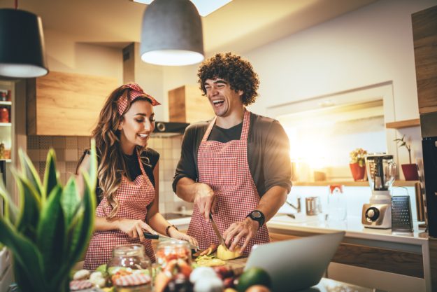 Kochkurs Online Tapas – Paar kocht zusammen
