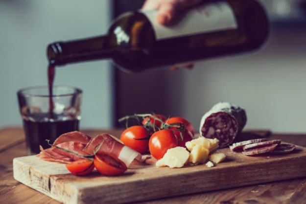 Kulinarische Stadtführung-Gutschein – Wein und Antipasti in ausgewählten Locations