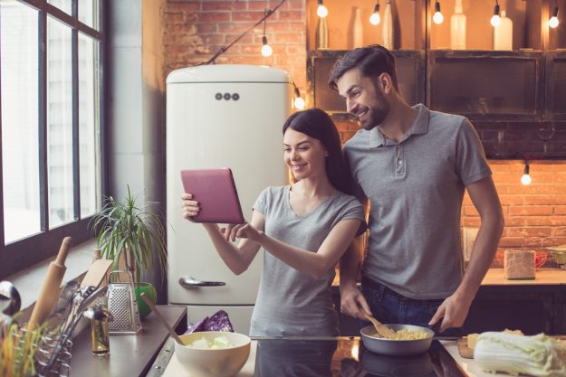 Online Kochkurs – Paar kocht zuhause zusammen