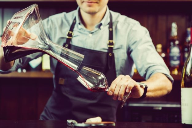 Weinseminar-Gutschein – Einschenken mit einer Karaffe