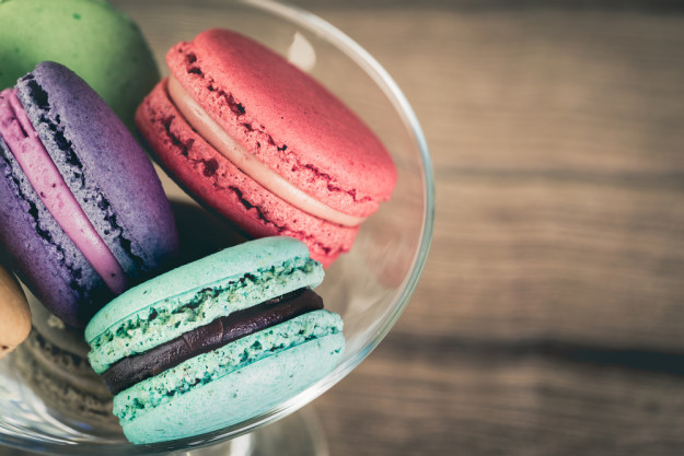 Backkurs München - Frau hält bunte Macarons