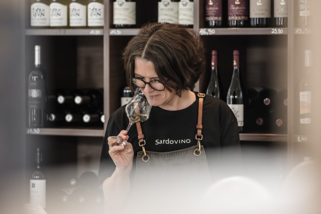 Weinseminar Stuttgart - Ludwigsburg - Winzer prüft Reben