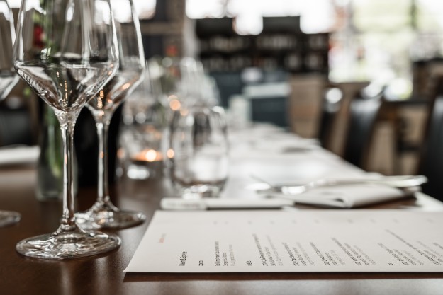 Firmenfeier mit Weinseminar in Ludwigsburg – Kollegen lachen zusammen