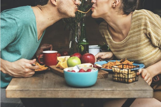 Erotic Food Kochkurs Stuttgart - Mann füttert Frau