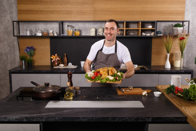 Männer-Kochkurs Düsseldorf – Mann mit Tochter in der Küche