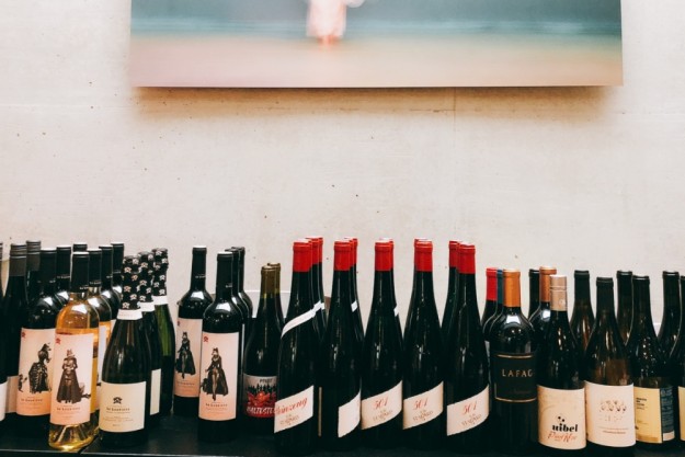 Weinsensorik Seminar Köln - Frau riecht an Rotwein