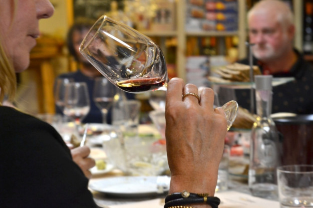 Weinprobe München – Tester schnuppert am Wein 