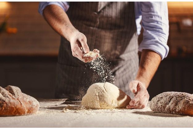 Backkurs Kitzingen: mit Mehl bestäuben