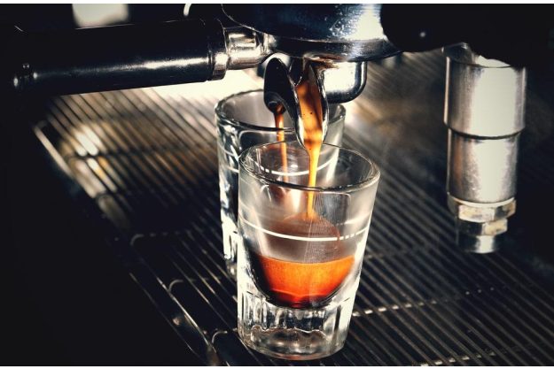 Barista-Kurs München – Espresso läuft in kleine Gläser
