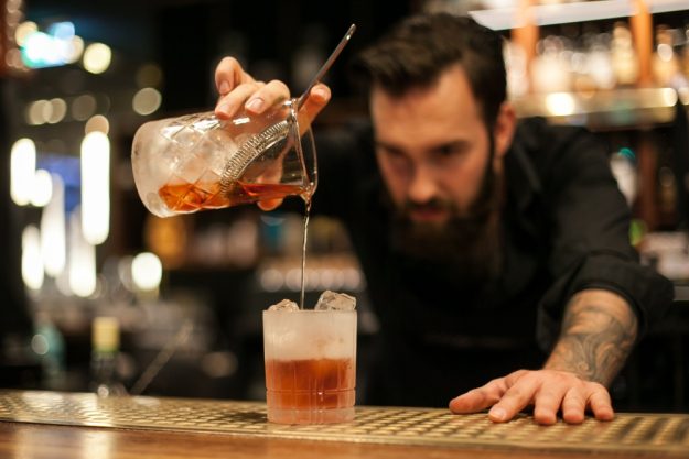 Cocktailkurs Stuttgart – Barkeeper Marcel mixt