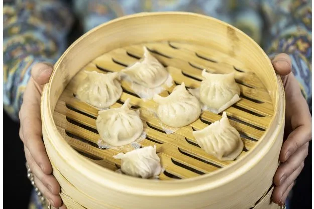 Online Kochkurs – Dim Sum  Julian Kutos in Aktion