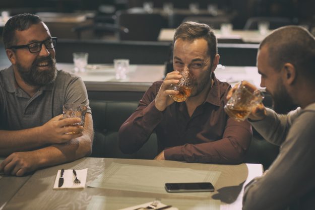 Erlebnisdinner Köln – Männer trinken Whisky