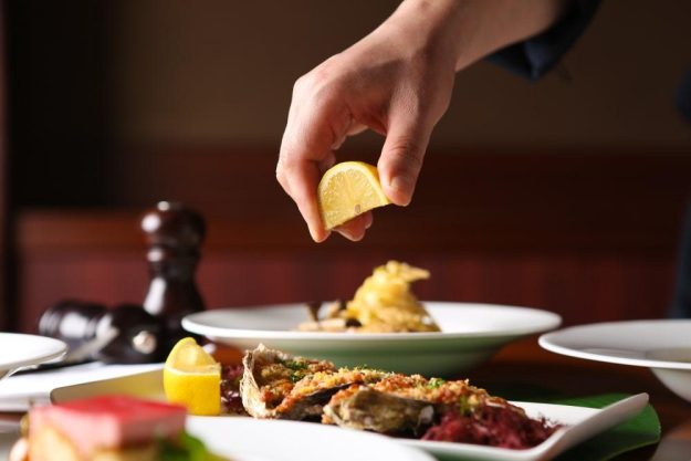 Französischer Kochkurs Frankfurt – mit Zitronensaft nappieren