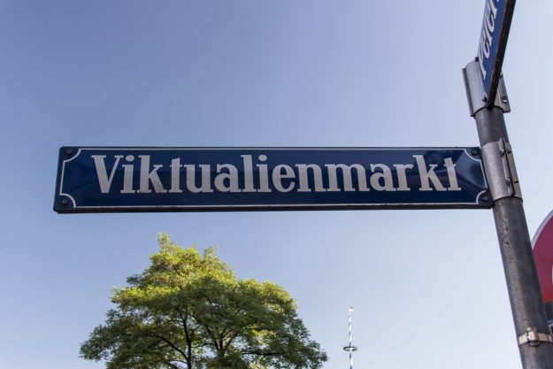 Genussreise München: Straßenschild Viktualienmarkt