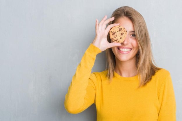 Gesunder Backkurs Bonn – Frau mit Cookie