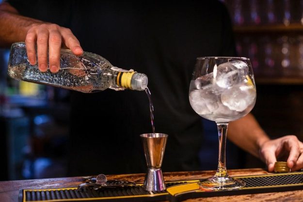 Gin-Tasting München – Barkeeper mixt Gin Tonic