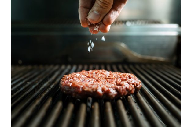 Grillkurs Mannheim – Burgerpatty salzen
