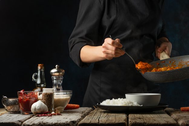 Indischer-Kochkurs Hamburg – Frau richtet indisches Essen an