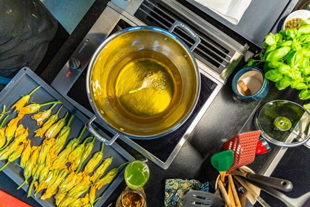 Italienischer Kochkurs München – Olivenöl simmert